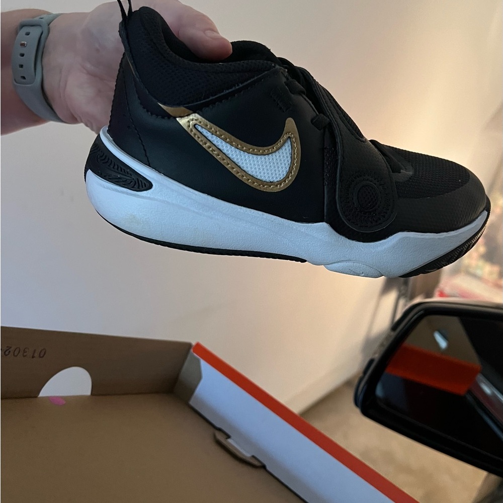 Nike Team Hustle Kids Shoes Size 13